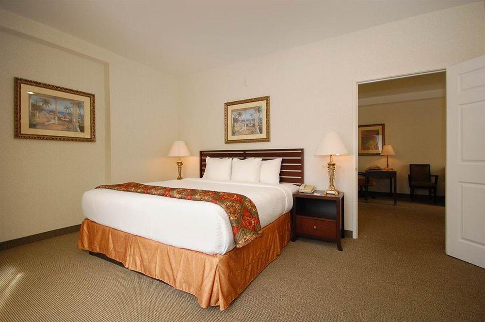 Hotel Western At The Convention Center 3*
